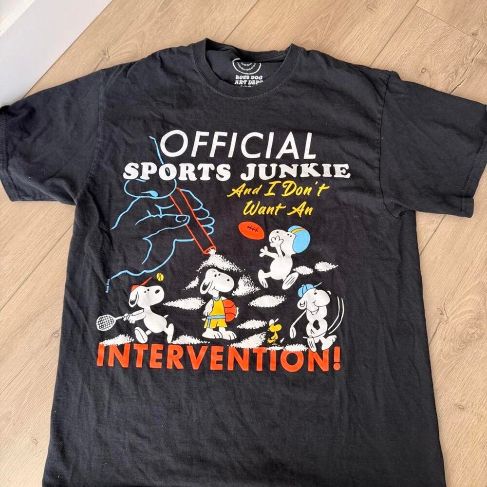 Black peanuts snoopy graphic tee